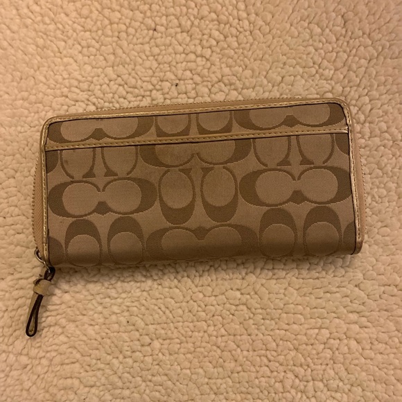 Coach purse in the color cream - Picture 5 of 7